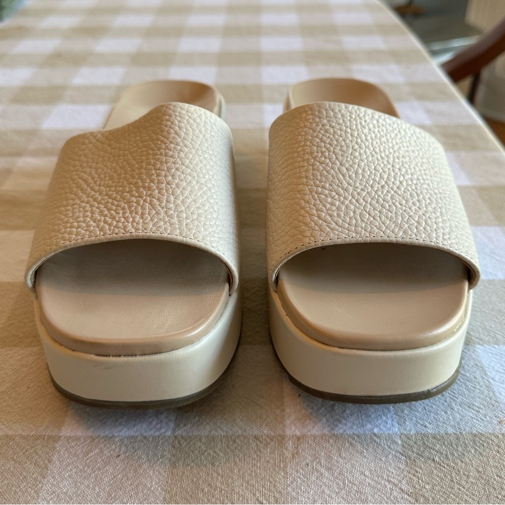 NWOT Vionic Trista Cream Slide Sandals